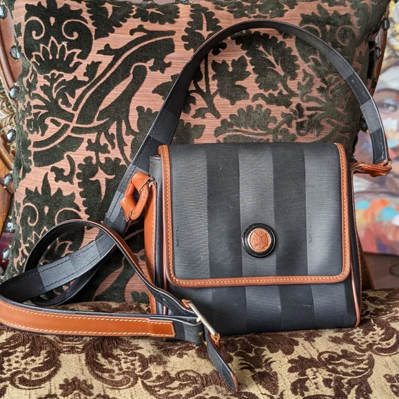 🛑TRADED🛑 1980s💯💎FENDI JANUS💎✨💎VINTAGE PEQUIN CROSSBODY BAG - Picture 3 of 16